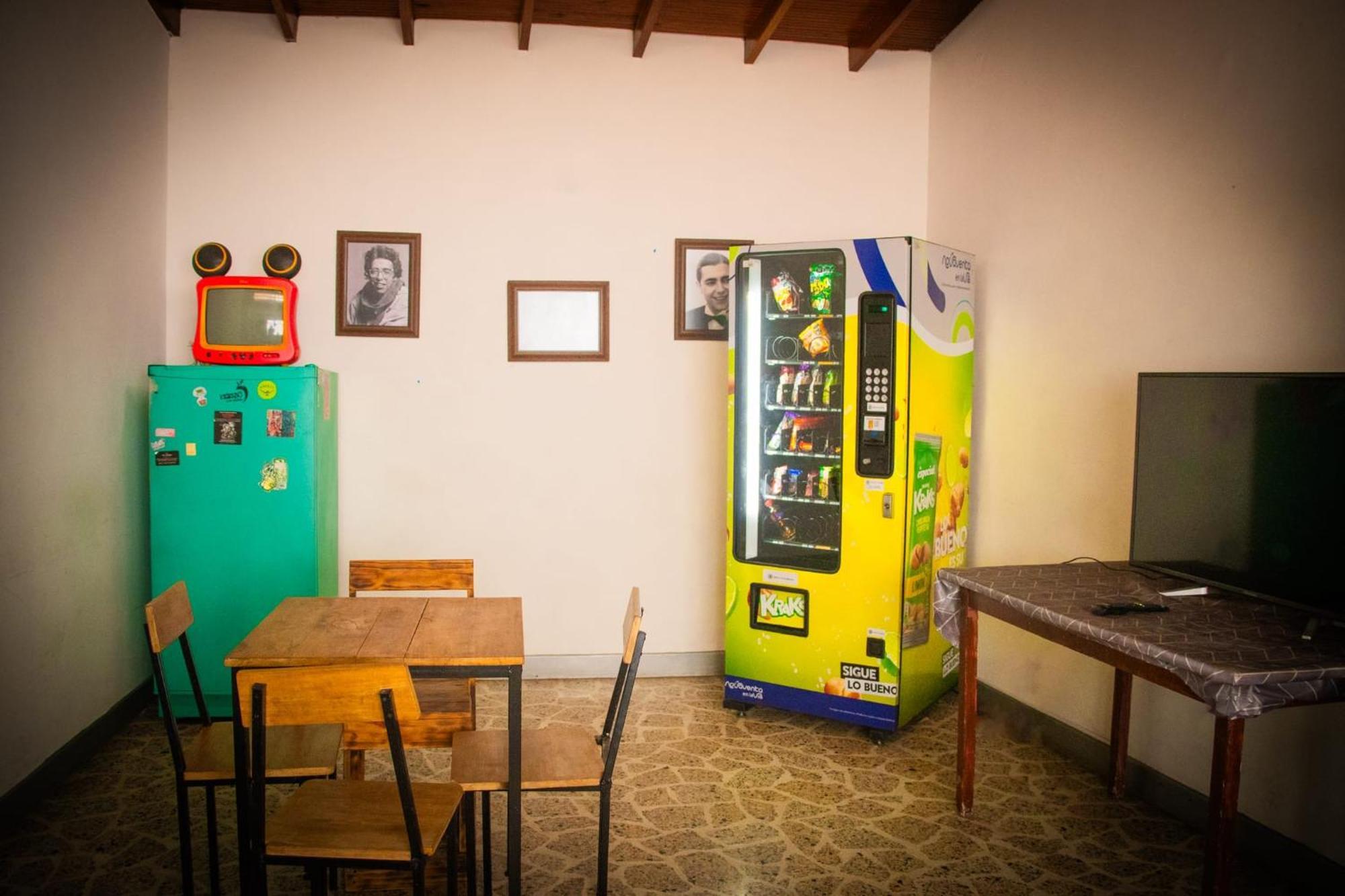 Casa Almarita - Hostal, Bar Y Restaurante 메딜린 외부 사진
